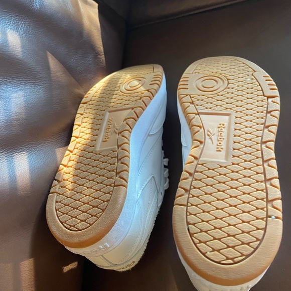 Reebok leather shoes, woman’s size 9.5. - Picture 2 of 3